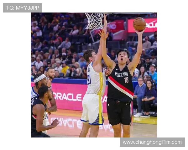 勇士主场迎战开拓者 新赛季季前赛揭幕战看点与新援表现解析