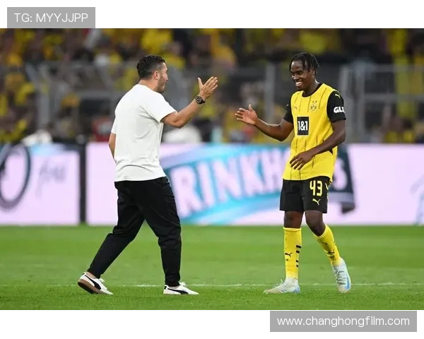 吉滕斯分享英格兰U21队友间的UNO游戏乐趣期待在欧洲杯中取得胜利