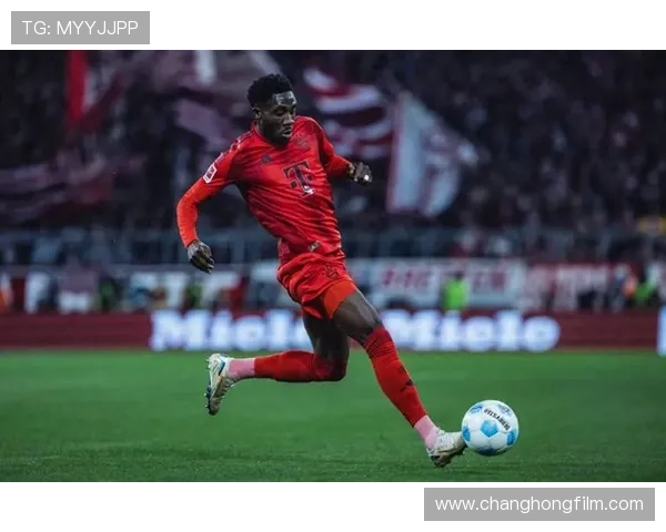 阿方索戴维斯与伊藤洋辉亮相拜仁今日训练场景