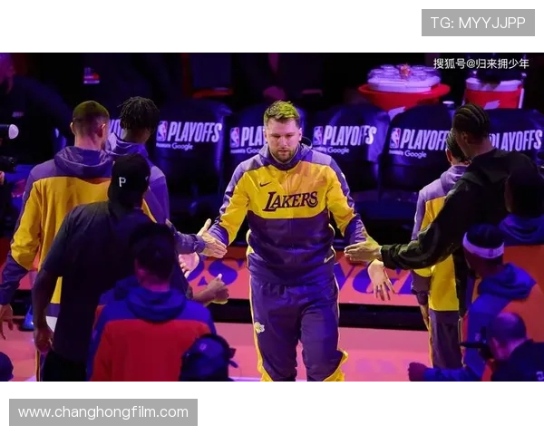 东契奇谈比赛感受艾顿表现出色斯玛特助攻全队表现提升 东契奇谈比赛感受艾顿表现出色斯玛特助攻全队表现提升